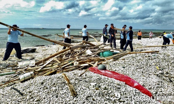 ▲ 澎湖五鄉一市全縣大淨灘暖身 海巡聯手清出1000餘公斤垃圾。（圖／記者郭世賢翻攝）