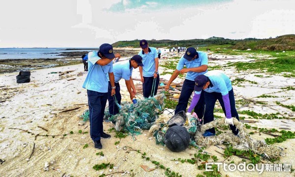 ▲ 澎湖五鄉一市全縣大淨灘暖身 海巡聯手清出1000餘公斤垃圾。（圖／記者郭世賢翻攝）