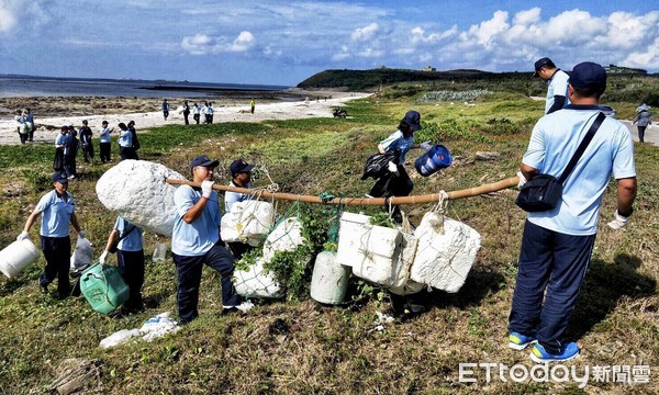 ▲ 澎湖五鄉一市全縣大淨灘暖身 海巡聯手清出1000餘公斤垃圾。（圖／記者郭世賢翻攝）