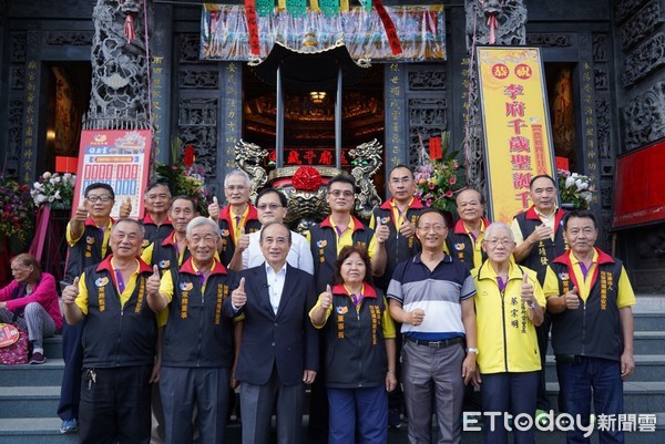 ▲前立法院長王金平6月2日台南接地氣之旅，出席台南大學畢業典禮、祀典武廟等廟宇祈福、林百貨及慶中街商圈參訪，受到熱情歡迎。（圖／記者林悅翻攝，下同） 