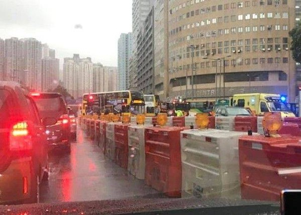 ▲▼香港3日發生嚴重車禍。（圖／翻攝自香港臉書社團「馬路的事討論區」）
