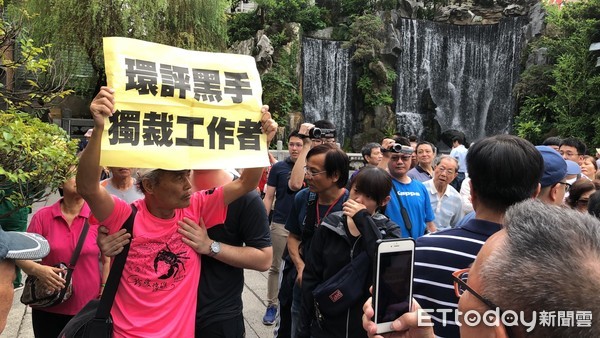 ▲▼前行政院長賴清德參拜龍山寺遇到抗議民眾。（圖／記者陶本和攝）