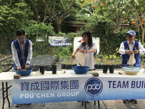 ▲寶成集團執行長蔡佩君和同仁一起植樹。（圖／寶成集團提供）