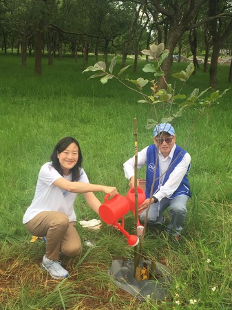 ▲寶成集團執行長蔡佩君和同仁一起植樹。（圖／寶成集團提供）