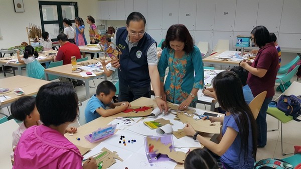 ▲移民署桃園市服務站舉辦「皮影人偶慶端午：皮影人偶DIY」文化講座。（圖／桃園站提供）