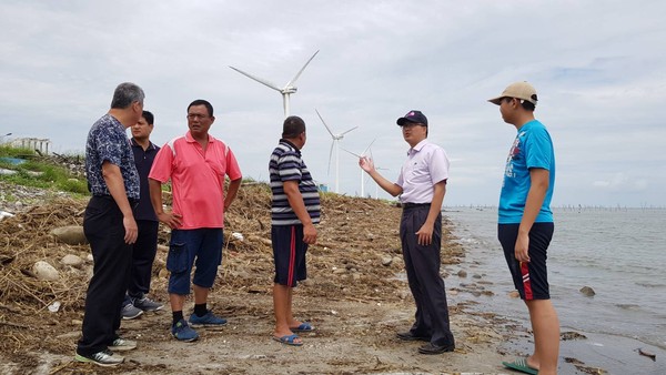 ▲彰化縣政府水資處緊急調派挖土機具進駐清除垃圾。（圖／彰化縣政府提供）