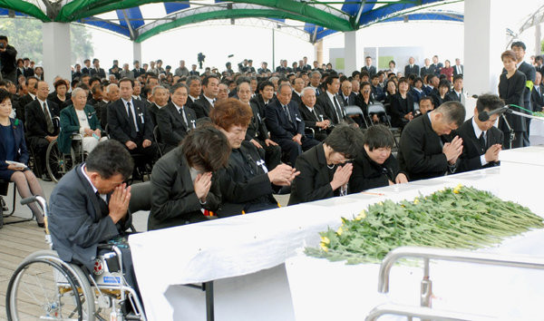 2006年水俁病50周年時，日本民眾悼念當年死者。(圖／CFP)