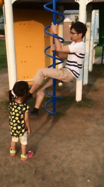 ▲▼日本網友發現公園裡螺旋棒的真正玩法。（圖／翻攝自推特，Taku600RR）