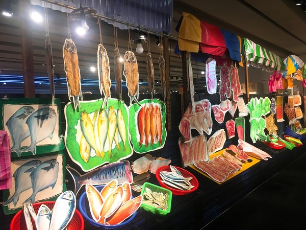 ▲▼  藝術創作者唐唐發，手繪擬真傳統市場攤位，打造「百貨裡的菜奇仔」。（圖／誠品生活提供）