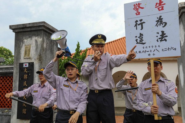 ▲《國際橋牌社》台北市議員邱威傑 呱吉喊得喉嚨都沙啞了 。劉仕傑則扮演警分局組長（圖／馬克吐溫國際影像公司提供）