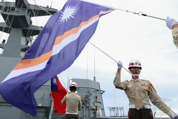 海軍敦睦支隊蒞訪馬紹爾　熱情參與國慶盛會