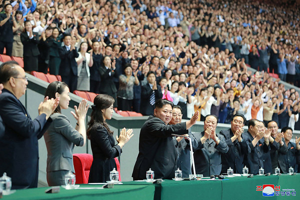 ▲▼ 金與正陪同金正恩觀看大型團體操表演。（圖／朝中社）