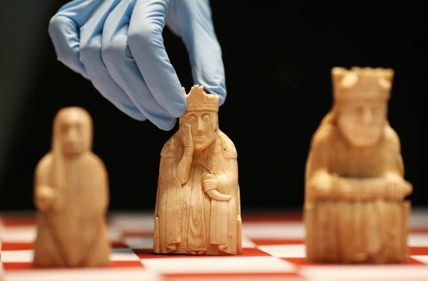 ▲▼收藏在大英博物館內的劉易斯棋組（The Lewis Chessmen）。（圖／路透社）