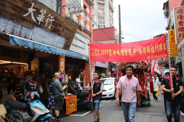 請神瞬間驟雨停了！城隍爺與茶郊媽祖搭龍舟水巡　清除淡水河「歹咪呀」（圖／吳孟寰提供）