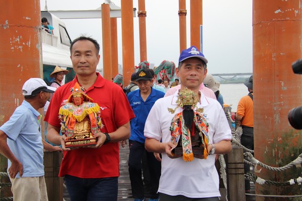 請神瞬間驟雨停了！城隍爺與茶郊媽祖搭龍舟水巡　清除淡水河「歹咪呀」（圖／吳孟寰提供）