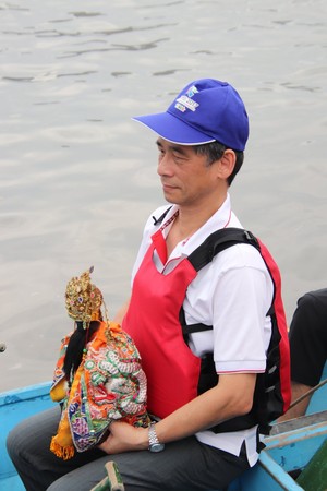 請神瞬間驟雨停了！城隍爺與茶郊媽祖搭龍舟水巡　清除淡水河「歹咪呀」（圖／吳孟寰提供）