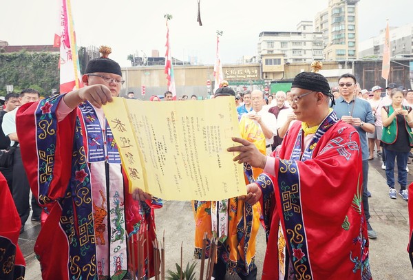 ▲▼ 請神瞬間驟雨停了！城隍爺與茶郊媽祖搭龍舟水巡　清除淡水河「歹咪呀」（圖／中華文化總會提供）