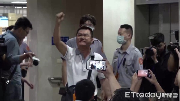 ▲▼吳子嘉赴台北地檢署，抗議民眾。（圖／攝影中心）