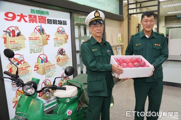 ▲台南郵局在台南成功路郵局，舉辦「挺小農作公益」台南南化紅寶石愛文芒果上市記者會。（圖／記者林悅翻攝）