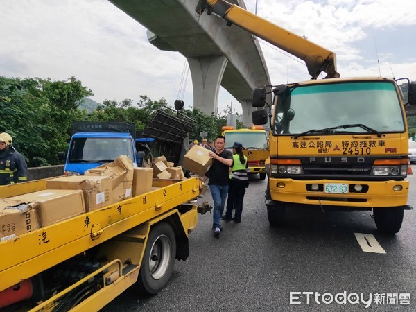 ▲▼國道1號4車追撞，1人手指遭擋風玻璃割傷             。（圖／記者陳以昇翻攝）