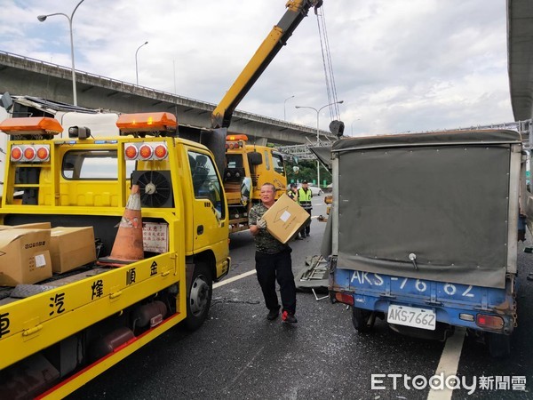 ▲▼國道1號4車追撞，1人手指遭擋風玻璃割傷             。（圖／記者陳以昇翻攝）