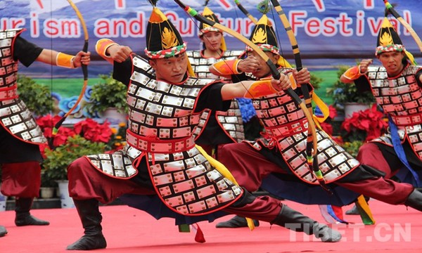 ▲亞東縣民族藝術團演出箭舞。（圖／翻攝中國西藏網）