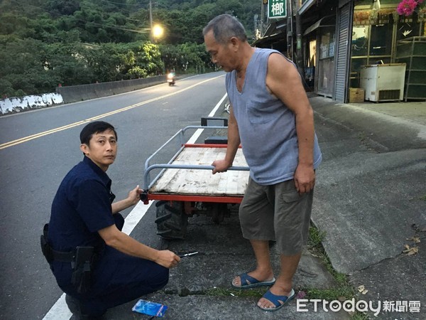 ▲台南市警玉井分局警方，幫農用搬運車加裝尾燈，以提升夜間或清晨行車安全。（圖／記者林悅翻攝，下同）