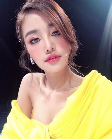 ▲克拉塔（Kratae R Siam）穿浴巾跳舞。（圖／翻攝自克拉塔Instagram）