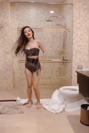 ▲克拉塔（Kratae R Siam）穿浴巾跳舞。（圖／翻攝自克拉塔Instagram）