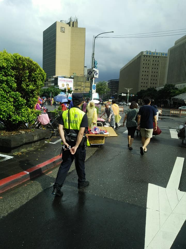 韓粉凱道擺攤！慘吃3張1200罰單「警察騎車追」（圖／翻攝2020韓國瑜總統後援會） 