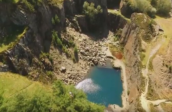 ▲▼位在英國威爾斯西北部的景點「藍湖」（Blue Lake）因為遭旅客亂丟垃圾破壞環境，地主決定運來60噸砂石封鎖入口。（圖／翻攝自YouTube）