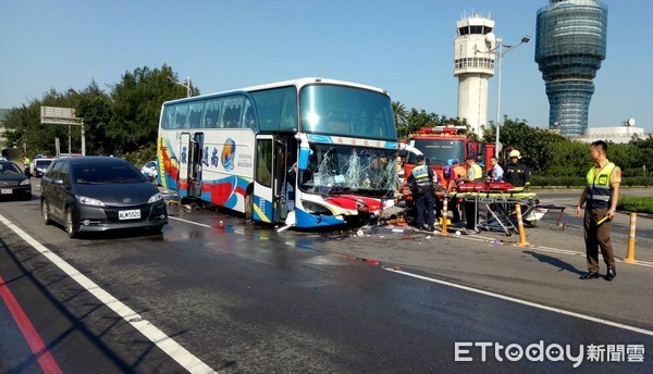 ▲航空警察局與消防局人員5日上午在桃園機場處理遊覽車自撞紐澤西護欄意外。（圖／記者沈繼昌翻攝）