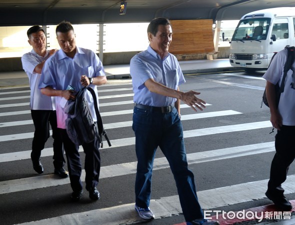 ▲前總統馬英九5日在桃園機場搭機赴星參加簽書會。（圖／記者沈繼昌攝）