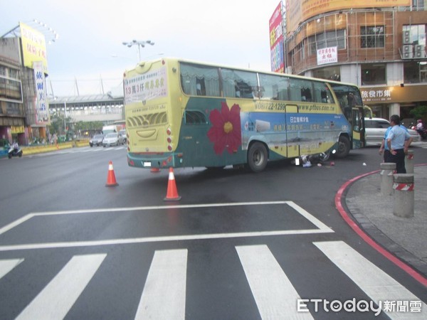 ▲屏東市發生車禍，路人合力推大客車救出被壓在大客車底的女騎士，網友紛紛按讚。（圖／記者陳崑福翻攝）