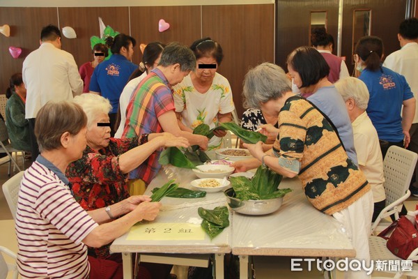 ▲營養師提醒民眾，如自行包粽子可以增加纖維質的餡料，並多使用瘦肉等食材。（圖／記者黃孟珍攝）