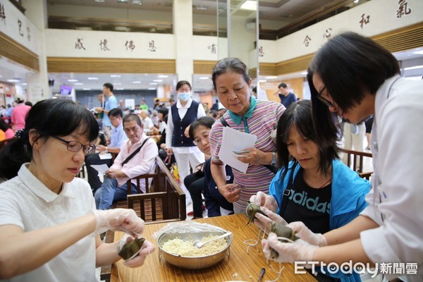 ▲花蓮慈濟醫院營養師現場示範做茶香西米水晶粽。（圖／花蓮慈濟醫學中心提供，下同）