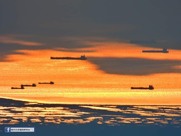 ▲▼ 阿里山上視野晴朗時除了可以看到台灣海峽，日前更備知名攝影師拍下海上船隻與落日餘暉形成的壯觀奇景。（圖／翻攝漫步在雲端的阿里山黃源明，下同）
