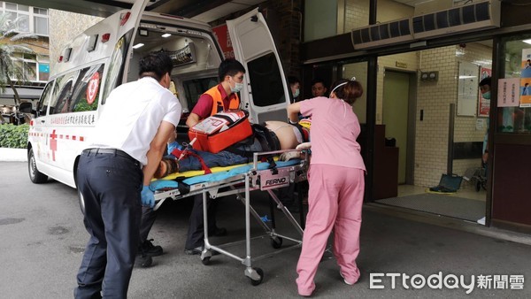 ▲北市東區忠孝東路4段下午驚傳一名工人意外墜樓、目前送醫搶救中。（圖／記者黃彥傑攝）