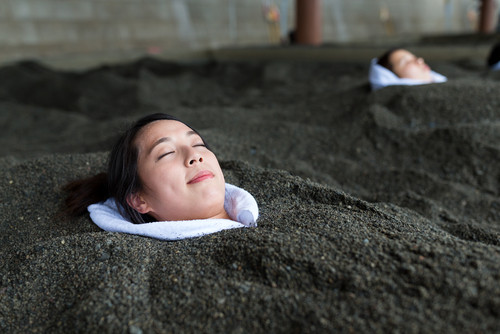 ▲日本唯一的天然砂浴溫泉就在指宿。（圖／shutterstock.com提供）