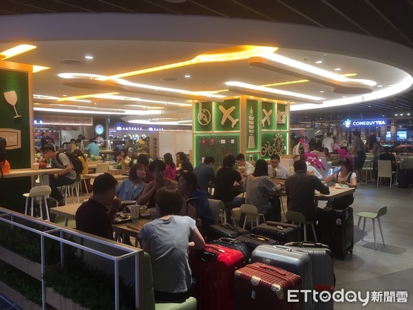 ▲桃機二航廈地下美食街5日重新開幕，讓國內外旅客享受道地台灣美食。（記者沈繼昌攝）