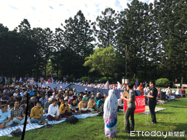 ▲在台的印尼外籍移工旅客，為共同慶祝這個重要的日子，特別於台南市北區的台南公園內聚集近千人共同祝禱，透過齋戒、祈禱與施捨等各種方式行善賜福。（圖／記者林悅翻攝，下同）