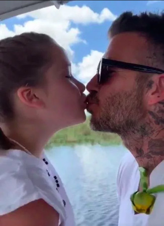 ▲▼大衛貝克漢（David Beckham）嘴對嘴親吻7歲女兒哈珀。（圖／翻攝自IG）