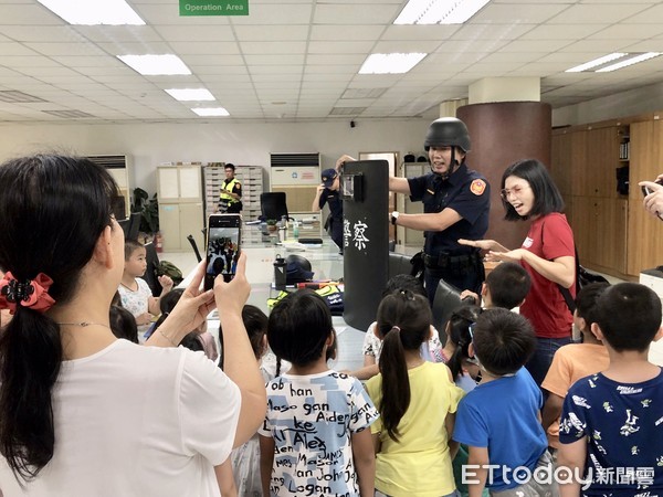 ▲ 幼兒園參訪瑞芳警分局 幼童體驗警裝備直呼：長大也要當警察。（圖／新北市瑞芳警分局提供）