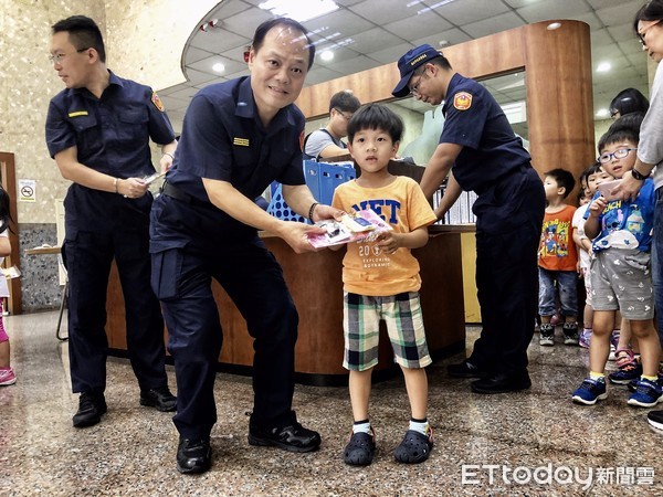 ▲ 幼兒園參訪瑞芳警分局 幼童體驗警裝備直呼：長大也要當警察。（圖／新北市瑞芳警分局提供）