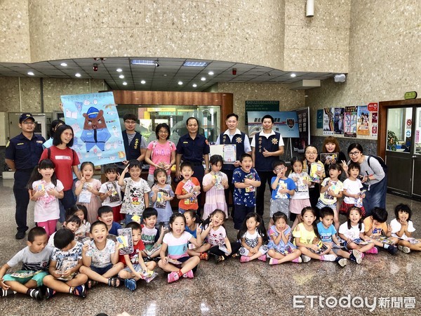 ▲ 幼兒園參訪瑞芳警分局 幼童體驗警裝備直呼：長大也要當警察。（圖／新北市瑞芳警分局提供）