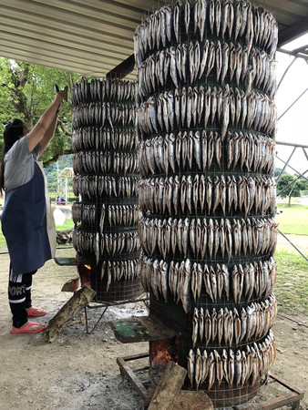 ▲▼東澳國小射箭隊自製飛魚乾和飛魚辣椒籌措經費。（圖／東澳國小提供）