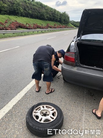 ▲▼一家出遊經過台64快速道路時連2次爆胎受困路肩，蘆洲警即時救援。（圖／記者陳豐德翻攝）