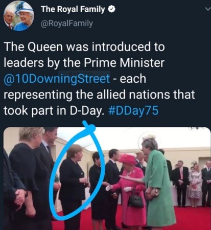 ▲說明文字寫著：「首相(梅伊)引介女王跟二戰領袖們見面。每一位都代表當年參加登陸動行動的盟國。」紅圈裡的是德國領導人梅克爾。 (英國王室官方推特截圖，目前這條推特已被刪除) 