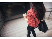 保全弟想脫魯「炒股賺錢討好女生」賠百萬！老母被掏空倒下2姊也受害