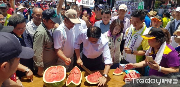 ▲屏東縣佳冬鄉農會舉辦端午立瓜千人傳情意活動，相當壯觀           。（圖／記者陳崑福攝）